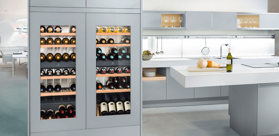 Встроенный шкаф для вина в кухне