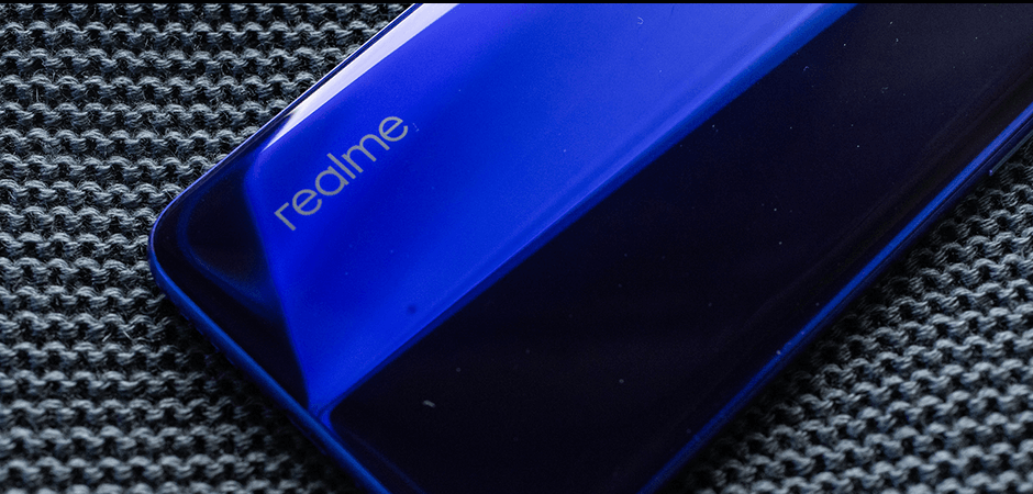 Обои для фронтальной камеры слева realme